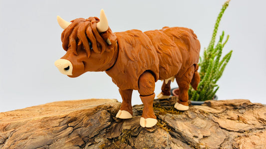 3D gedruckte braune Highland Cow – bewegliche Gelenkfigur / Flexi Toy – PLA Tierfigur – Geschenk & Landhausdeko