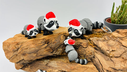 3D-gedruckter beweglicher Waschbär mit Weihnachtsmütze – auch als Schlüsselanhänger