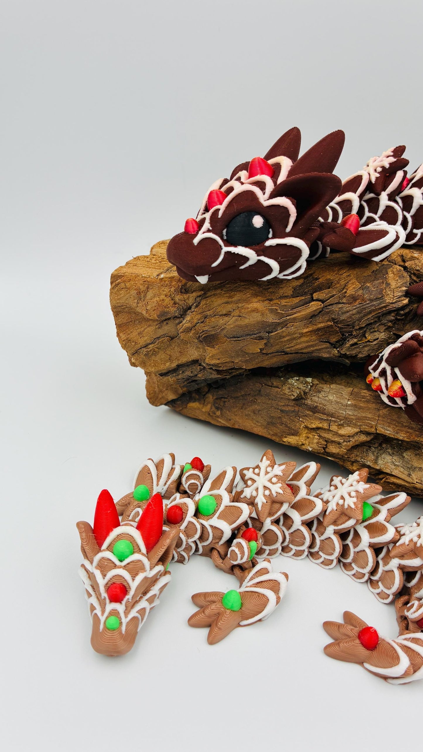 Beweglicher Baby Lebkuchendrache – handgemachte süße Dekofigur, Geschenkidee für Weihnachten, Fantasy & Drachenliebhaber