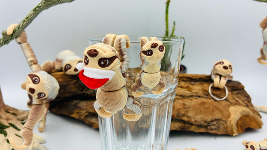 1.) 3D-gedrucktes bewegliches Baby Faultier – optional mit Baum oder Weihnachtsmütze