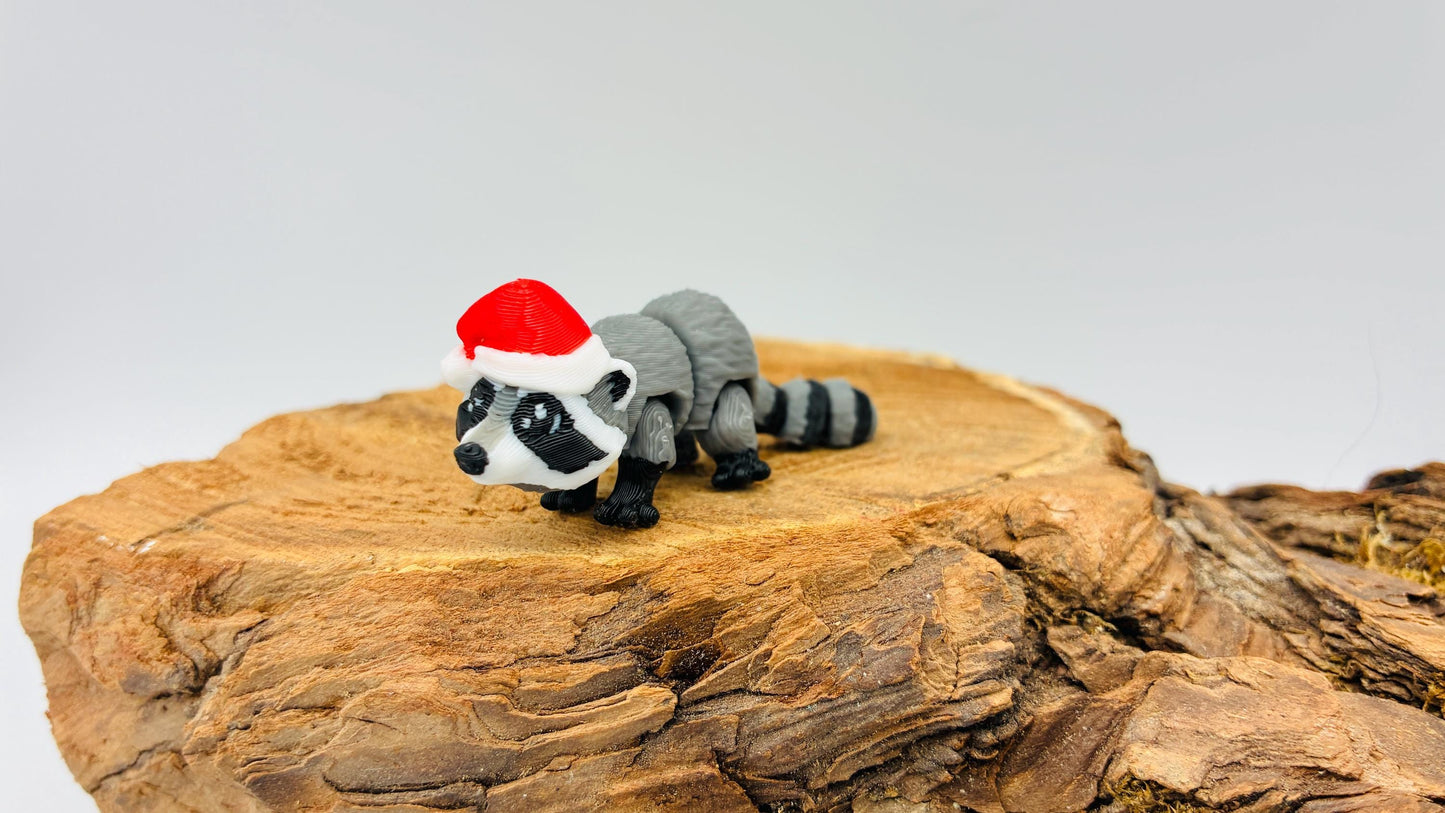 3D-gedruckter beweglicher Waschbär mit Weihnachtsmütze – auch als Schlüsselanhänger