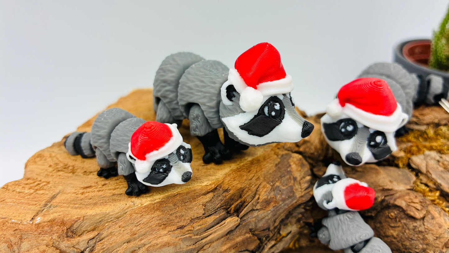 3D-gedruckter beweglicher Waschbär mit Weihnachtsmütze – auch als Schlüsselanhänger