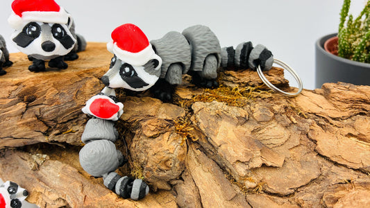 3D-gedruckter beweglicher Waschbär mit Weihnachtsmütze – auch als Schlüsselanhänger