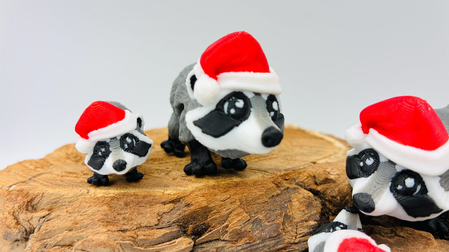 3D-gedruckter beweglicher Waschbär mit Weihnachtsmütze – auch als Schlüsselanhänger