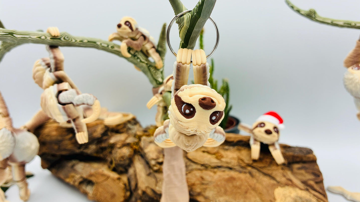 3D-gedrucktes bewegliches Baby Faultier – optional mit Baum oder Weihnachtsmütze