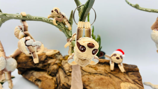 1.) 3D-gedrucktes bewegliches Baby Faultier – optional mit Baum oder Weihnachtsmütze