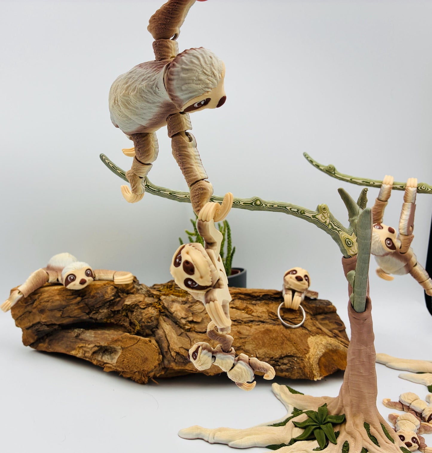 3D-gedrucktes bewegliches Baby Faultier – optional mit Baum oder Weihnachtsmütze