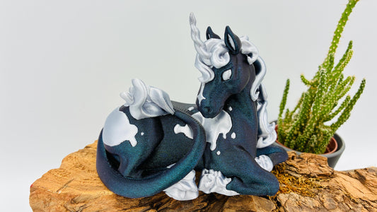 Twilight Einhorn – 3D Stiftehalter & Tischdeko | Mystisch blau/lila Glitzer | Regenbogenfarben für Kinder