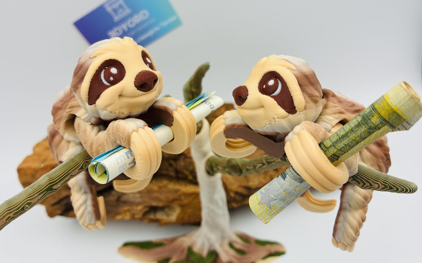 1.) Bewegliches 3D Faultier Geldgeschenk – Originelle Geschenkidee zur Hochzeit, Geburtstag oder Taufe – Optional mit Baum