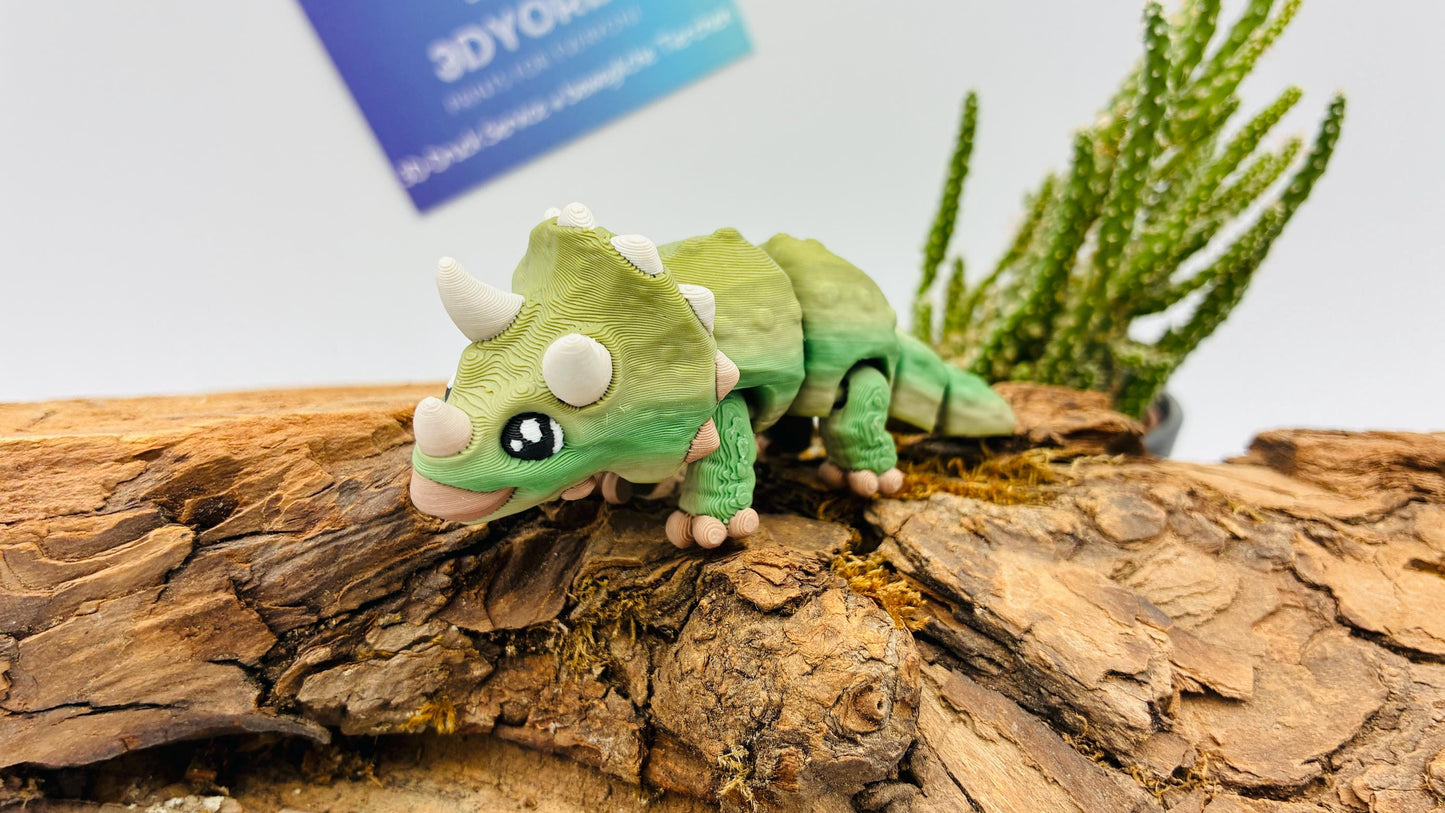 Personalisierter beweglicher Triceratops – 3D Druck Flexi Dinosaurier | Fidget Toy | Geschenk für Dino Fans | Schreibtisch Deko