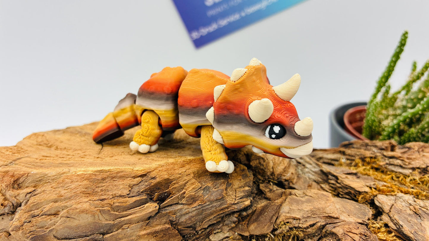 Personalisierter beweglicher Triceratops – 3D Druck Flexi Dinosaurier | Fidget Toy | Geschenk für Dino Fans | Schreibtisch Deko